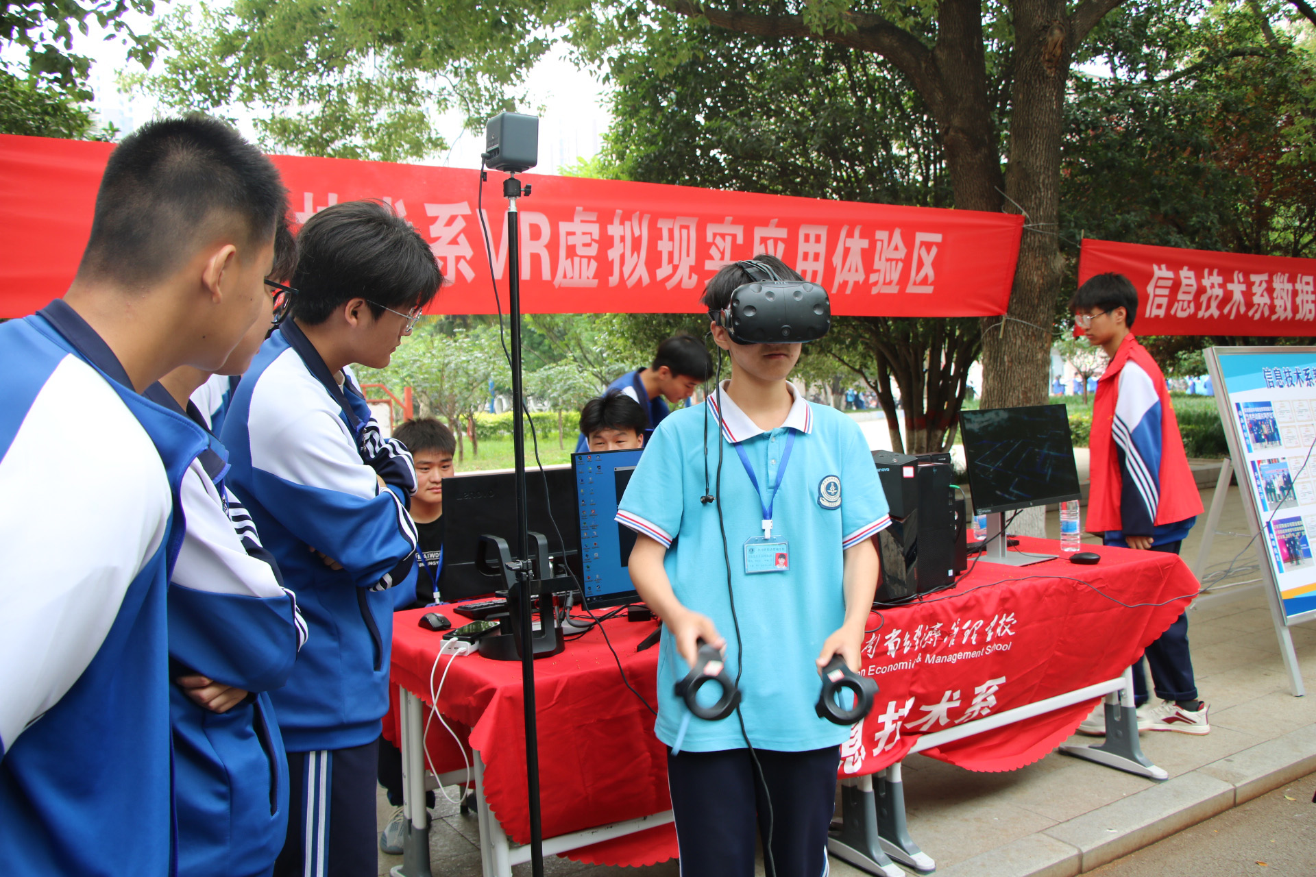路过的学生体验VR技术.jpg 路过的学生体验VR技术.jpg