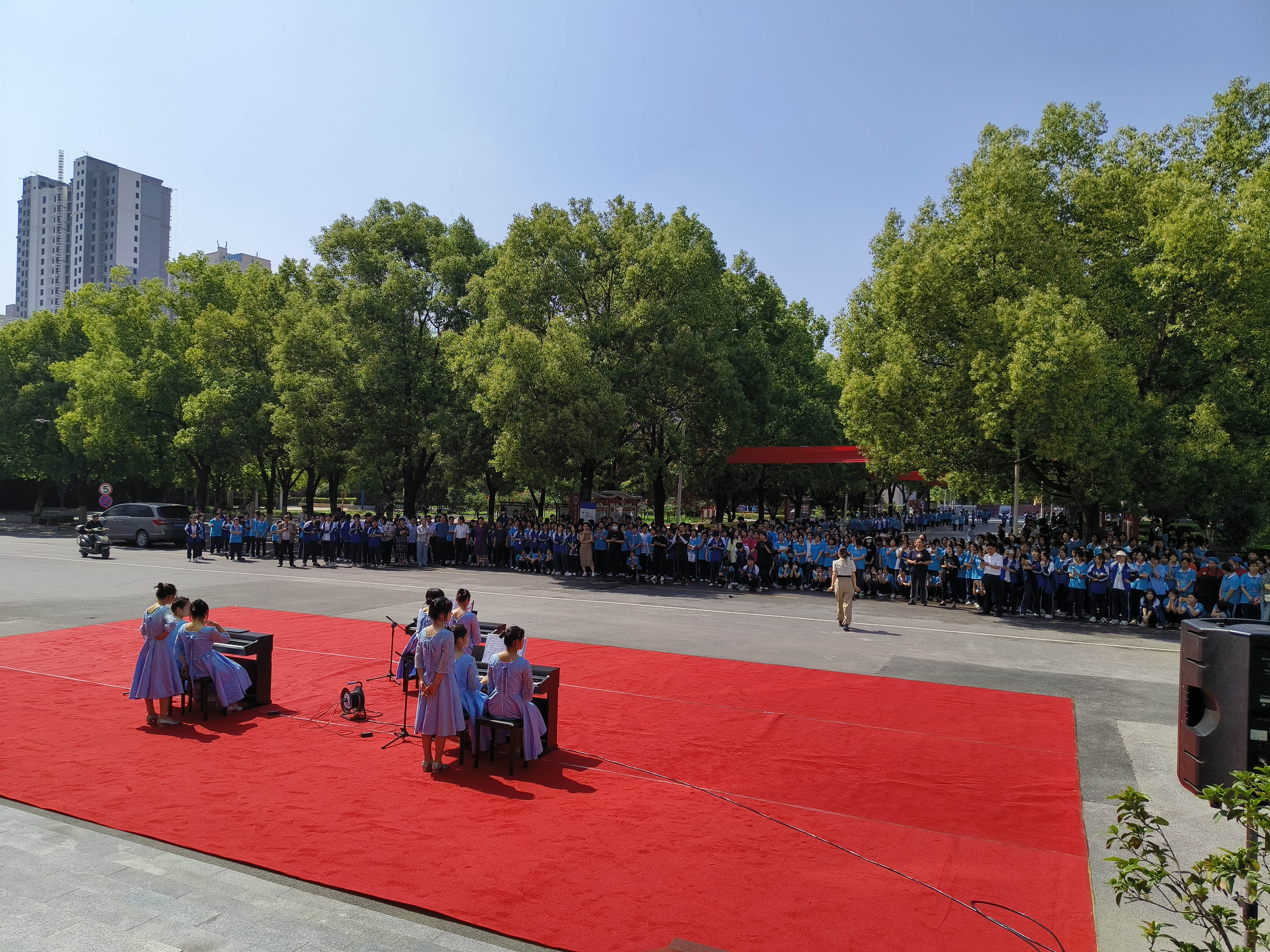 20围观的同学们.jpg 20围观的同学们.jpg