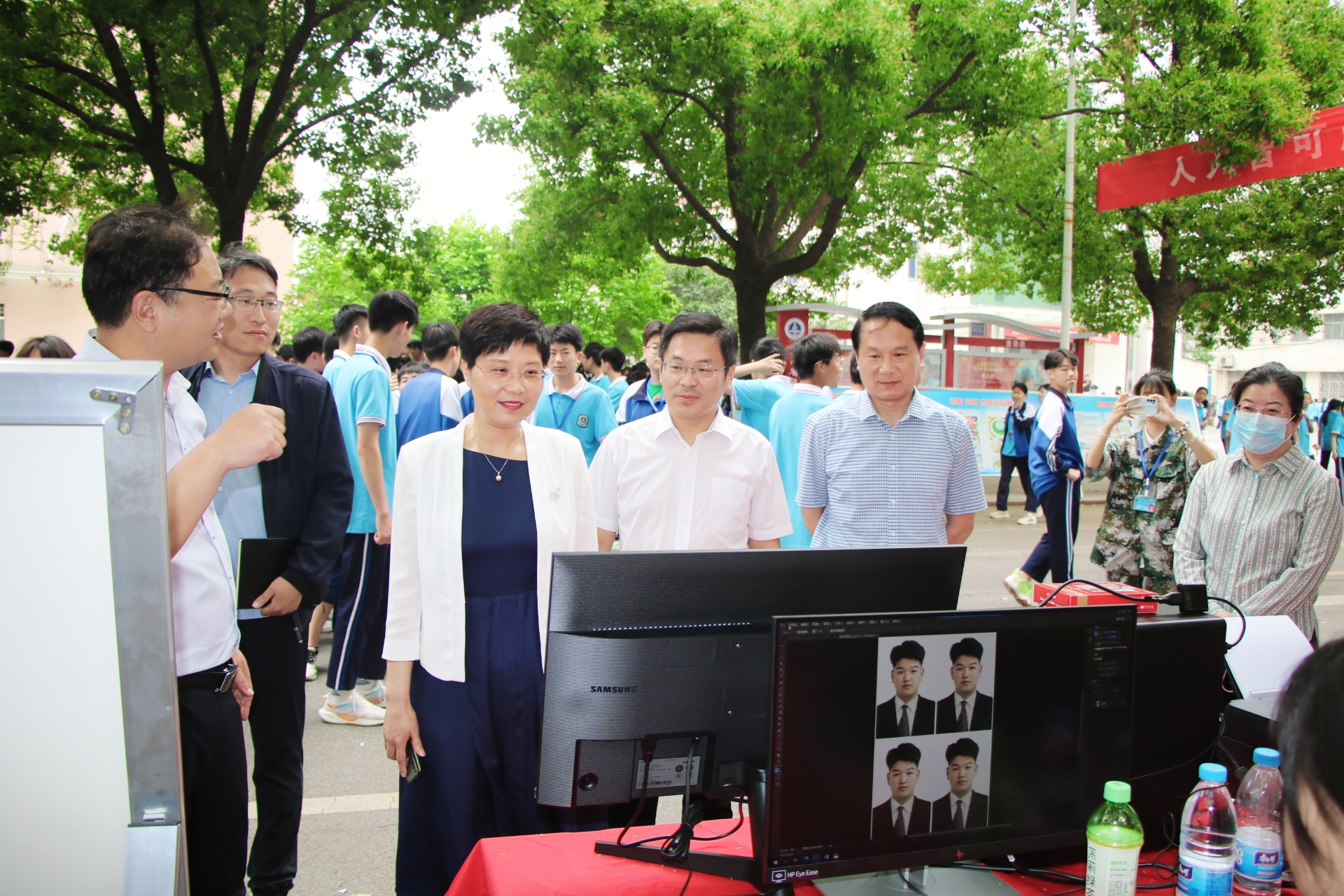校领导参观平面设计专业展区(改).JPG 校领导参观平面设计专业展区(改).JPG